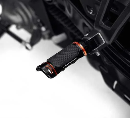 Harley Davidson Adversary Sozius Fußrasten Schwarz/orange 2 Harley Davidson Adversary Sozius Fußrasten Schwarz/orange – Bild 2